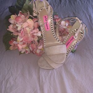 🌸 Dainty Floral Heels 🌸